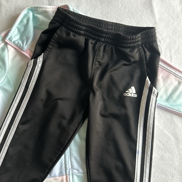 🌸3/$12 Adidas, set of two-piece girls size 4T, used in perfect condition - Picture 7 of 8